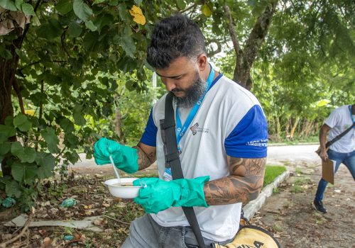Mutirão de combate a Dengue no bairro Cancela Preta. Macaé/RJ.