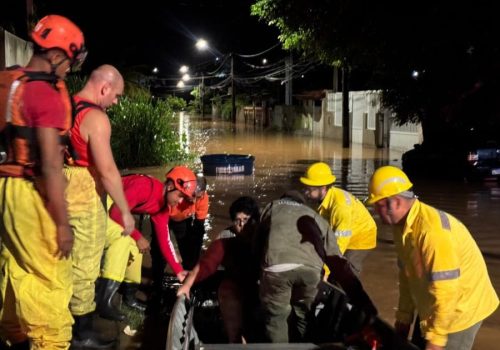 defesa-civil-de-rio-das-ostras-continua-em-estado-de-atencao-com-equipes-mobilizadas-equipes-trabalhando-03-900x675